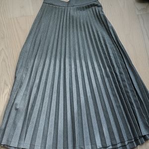 Zara houndstooth pleated midi skirt, size Small
